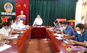 Đồng chí Nguyễn Đình Khương – Ủy viên BTV, Trưởng ban tổ chức Huyện ủy dự sinh hoạt chi bộ Tòa án nhân dân huyện